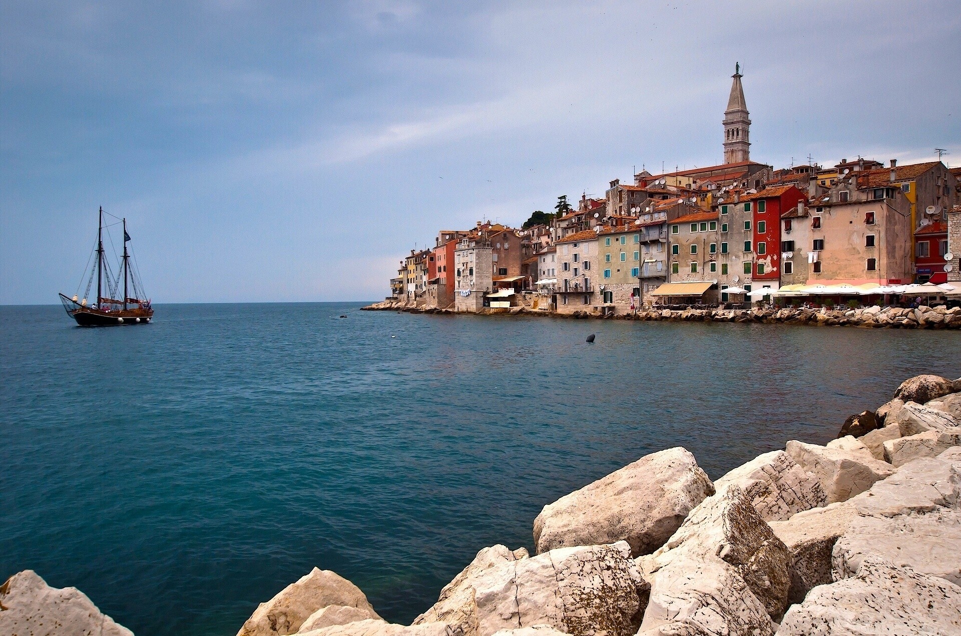 ровинь адриатическое море хорватия камни море истрия здание набережная яхта