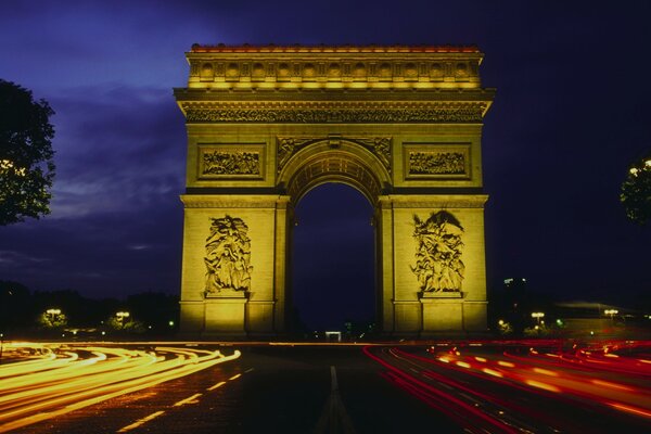 Der Triumphbogen des abendlichen Paris