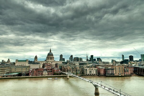 Puente de Londres sobre el río. Paisaje urbano