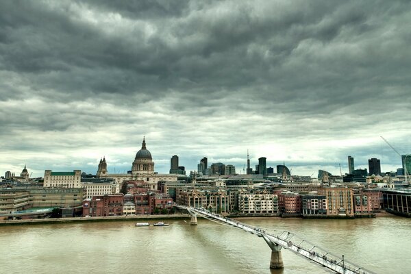 Ponte di Londra sul fiume. Paesaggio urbano