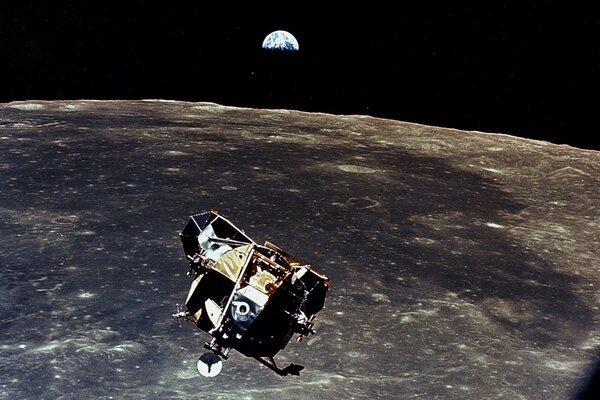 La nave Apolo 11 junto a la Luna en el fondo de la Tierra