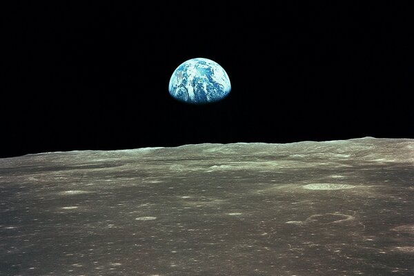 Vista de la tierra en el espacio desde la Luna