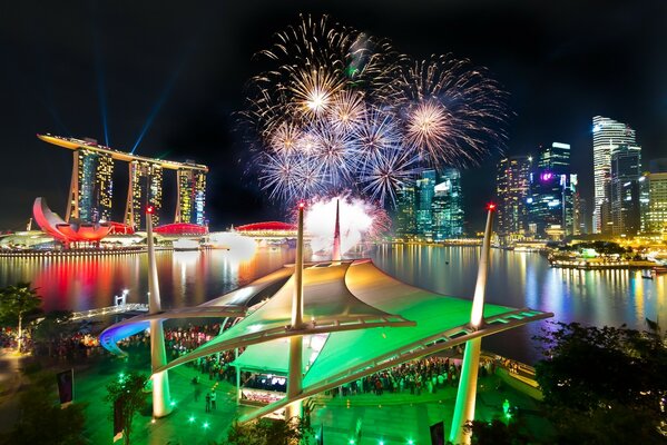 Фейерверк в ночи Сингапура