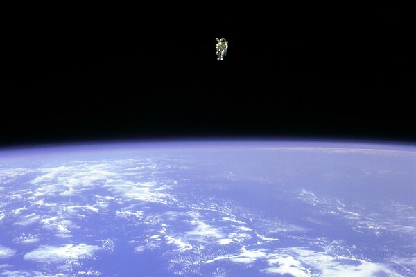 Astronauta en la Tierra en el espacio abierto