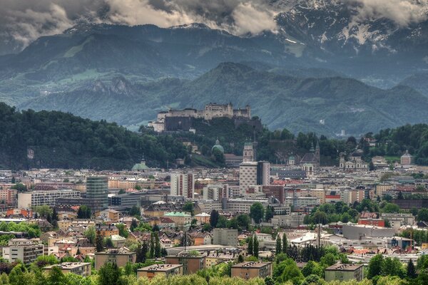 Grandes montañas de Austria fuera de la ciudad