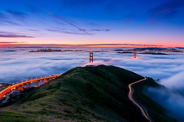 Luci attraverso la nebbia a San Francisco