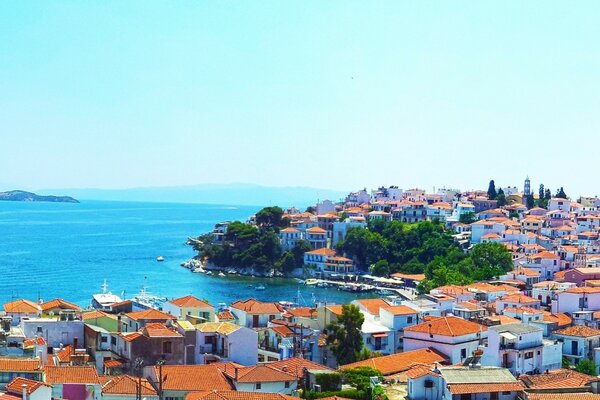 Ciudad mediterránea en la costa