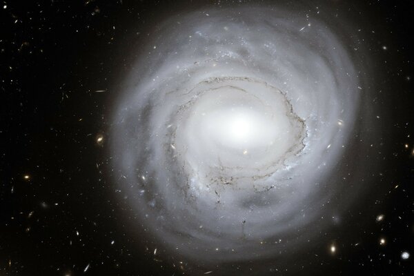 Una galaxia inmensa en medio del espacio estelar