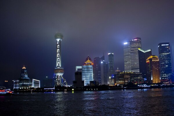 Vista nocturna de Shanghai junto al agua