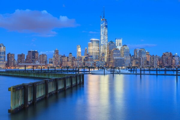 El reflejo de las luces de nueva York en el agua