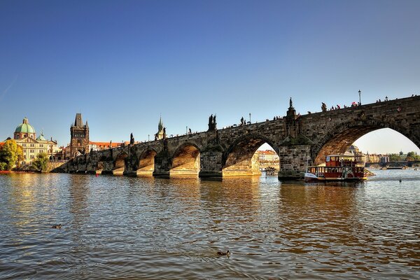 Brücke am Fluss in der tschechischen Republik in der Stadt Prag