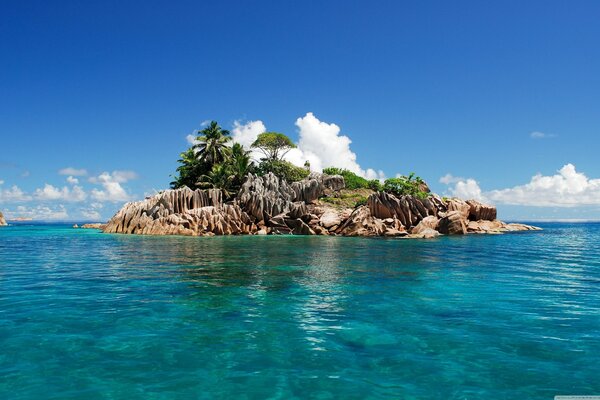 Île ensoleillée dans l océan bleu