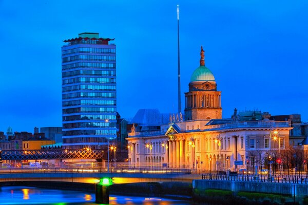 Nocne światła Dublina nad rzeką