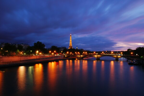 Das nächtliche Paris. Eiffelturm