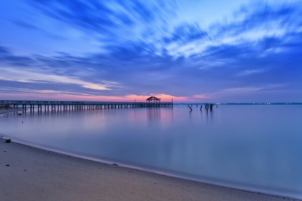 Nächtlicher Sonnenuntergang am Pier in der US-Bucht