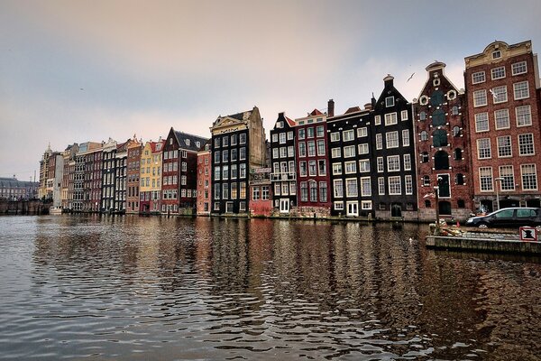 Edifici residenziali nella città di Amsterdam e acqua