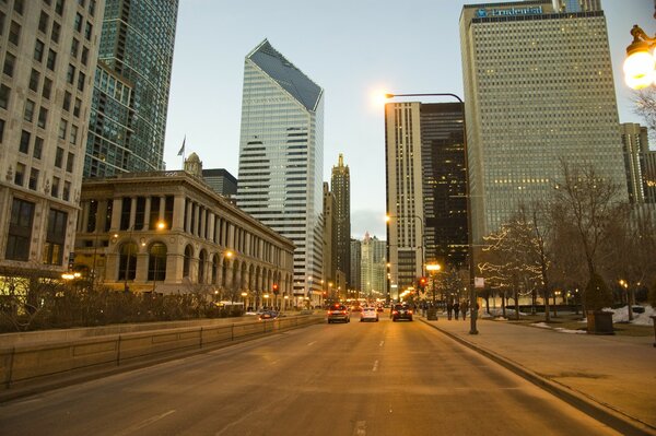 Die Straße zwischen den Hochhäusern in Chicago