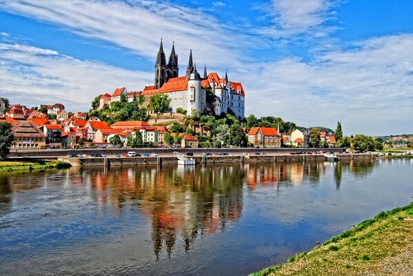 Repubblica Ceca sulla riva del fiume