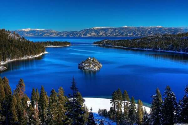 Isla solitaria en medio del lago Tahoe