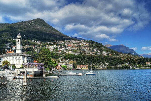 Italienische Landschaft, Berge Meer und Yachten