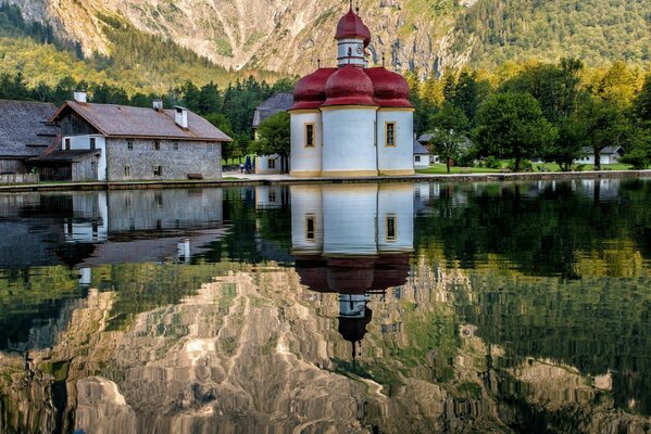 Eine Kirche mit roten Kuppeln in Bayern inmitten einer bezaubernden Natur