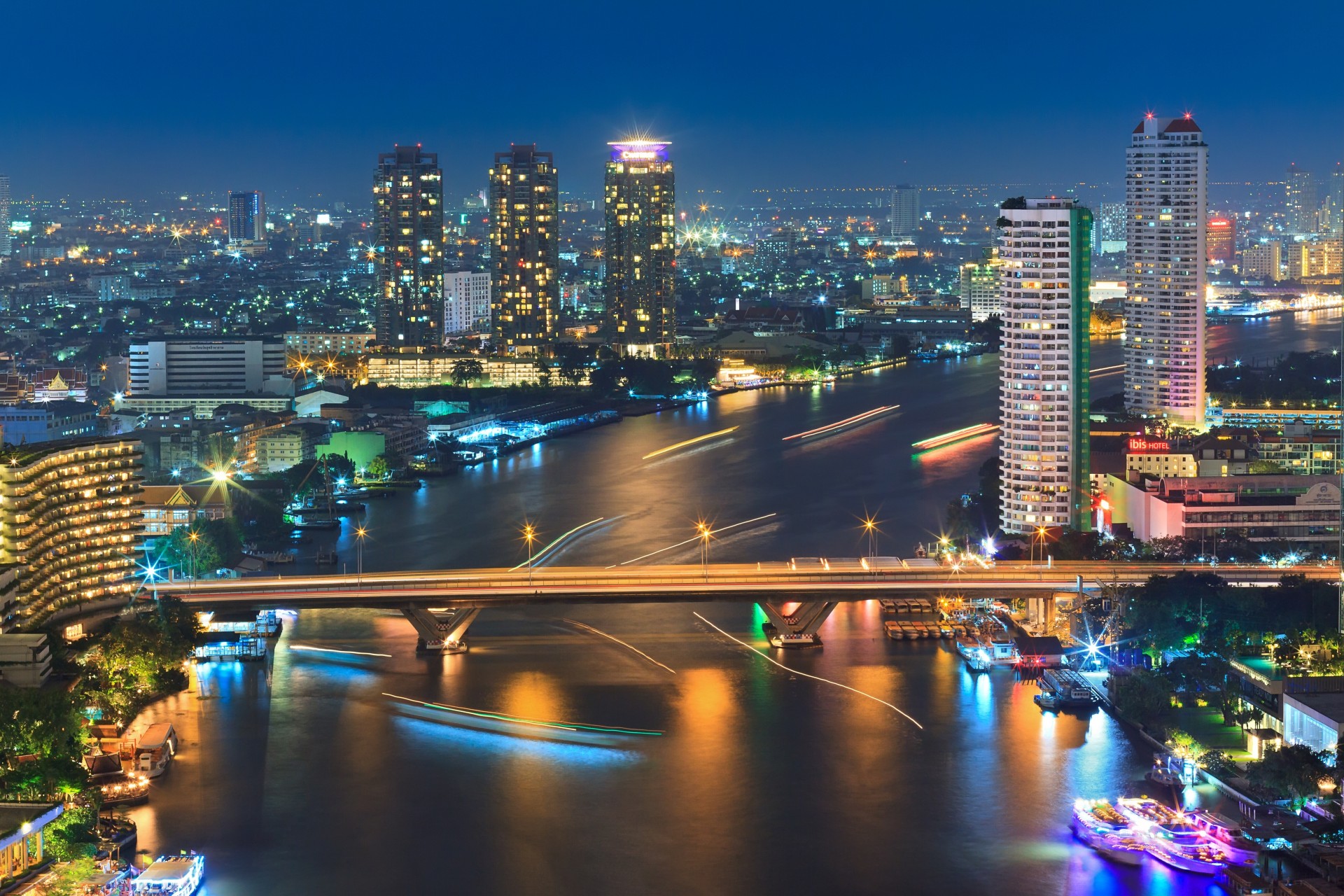 огни ночь река мост город тайланд бангкок лодки