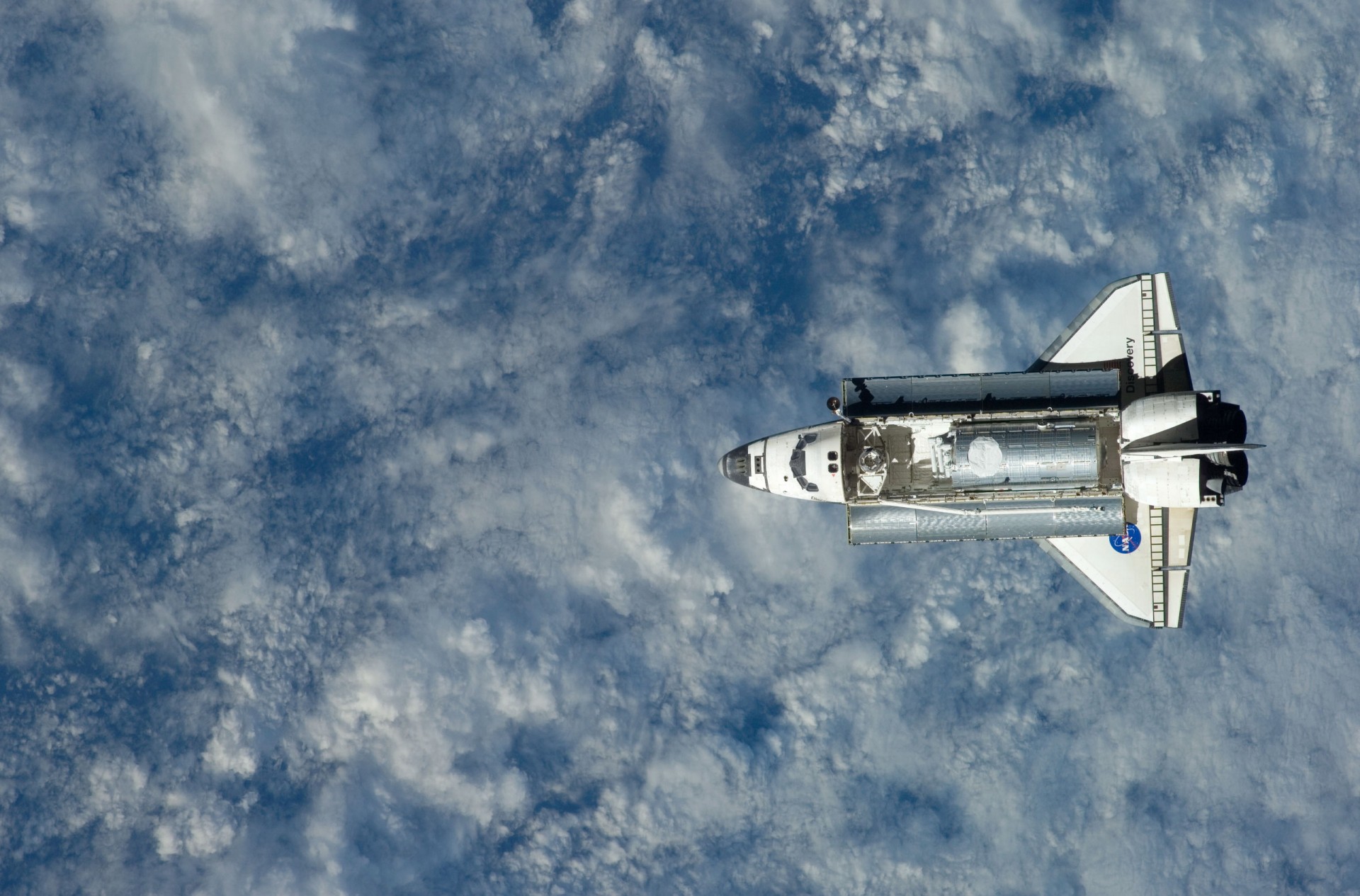 space shuttle im orbit erde aus dem weltraum