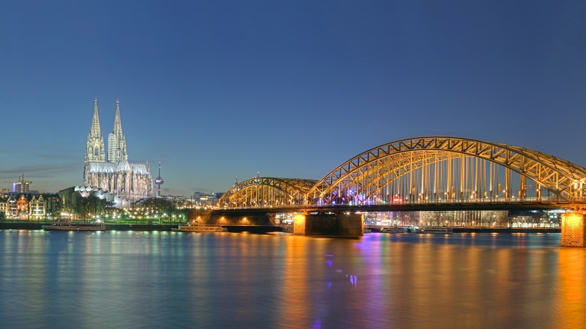 luces catedral noche río puente ciudad alemania