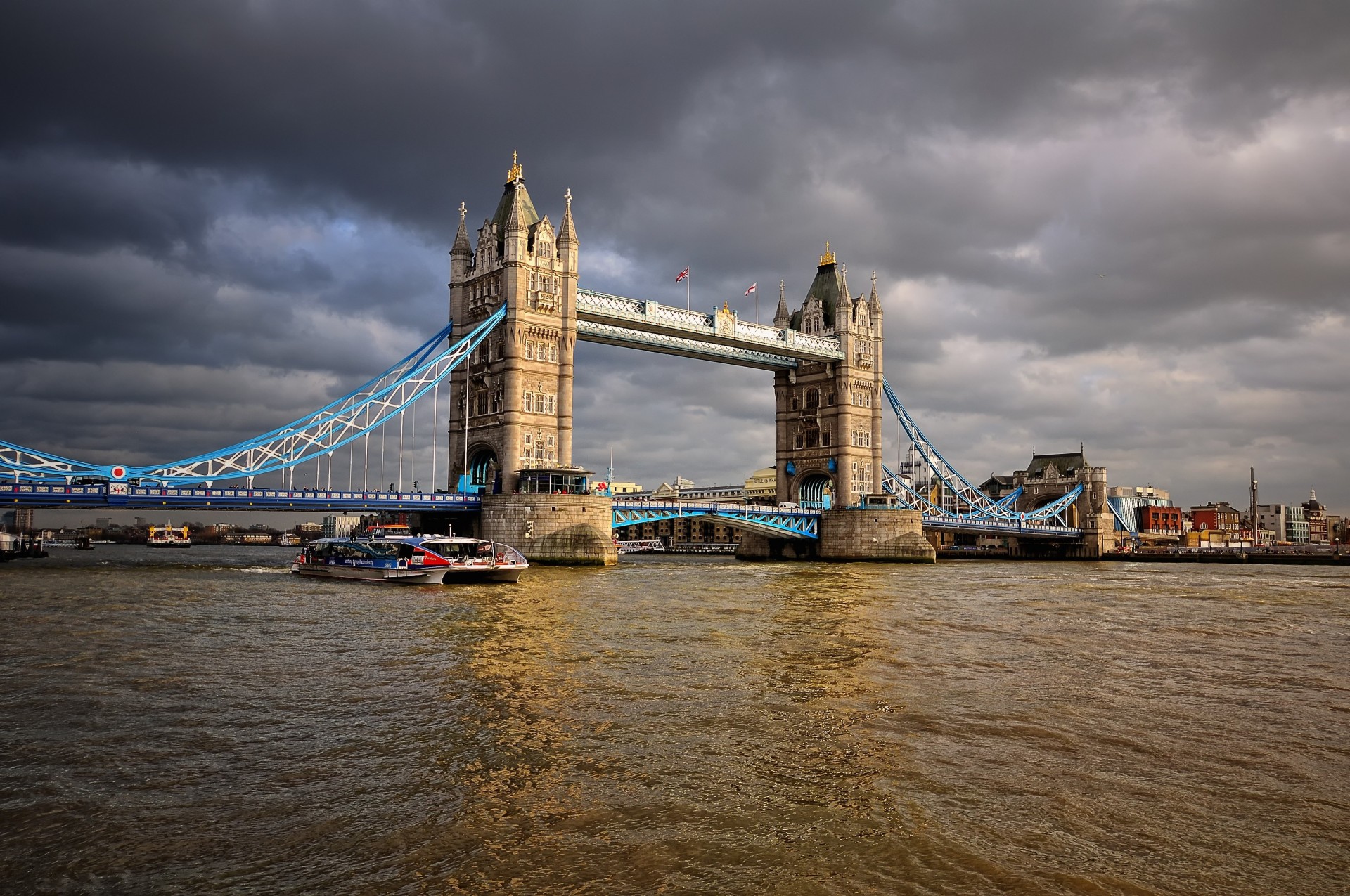 anglia tower bridge londyn