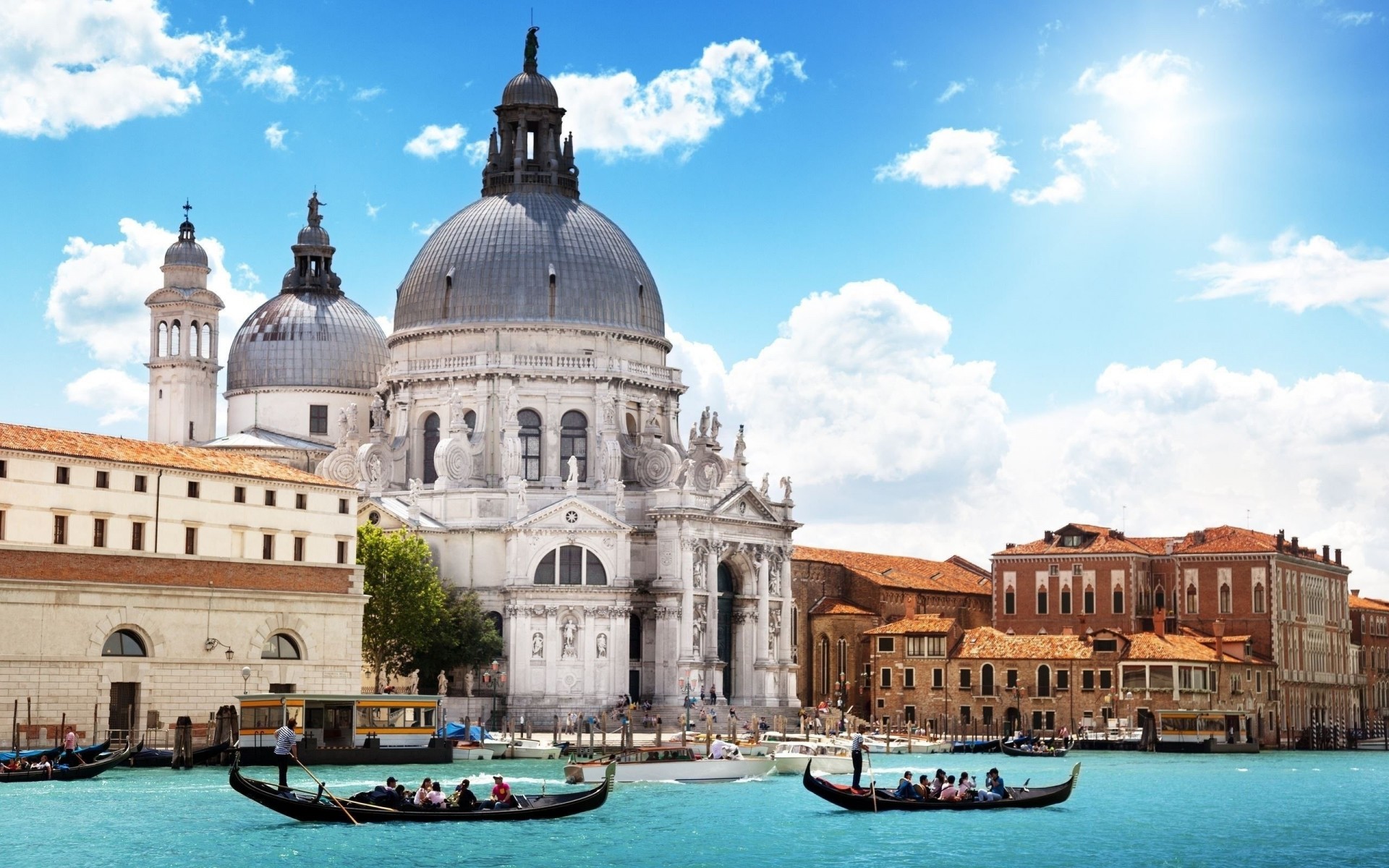 río edificio venecia góndolas personas