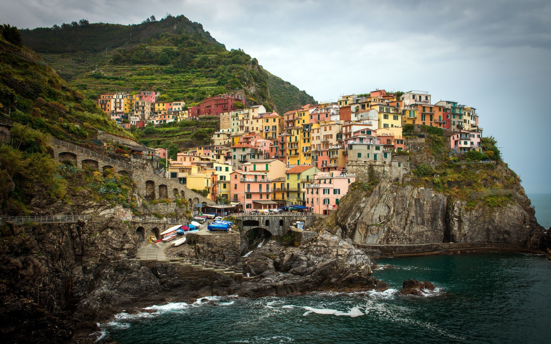 włochy zatoka wybrzeże manarola morze budynek cinque terre klify zatoka genueńska