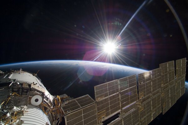 Erde, Sonne und ISS im Weltraum
