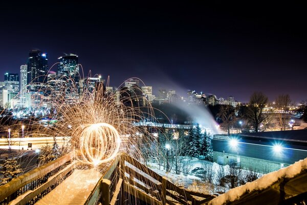 Parc dans la ville de nuit en hiver