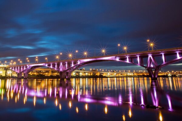 Réflexion du pont de nuit sur la rivière en Chine