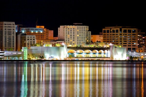 Wisconsin Madison reflektiert das Haus im Wasser