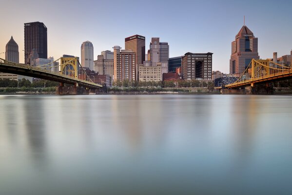 Fluss zwischen Brücken in Pittsburgh