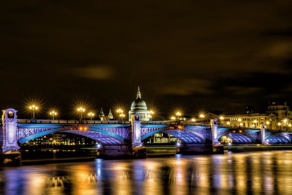 The city of England in night lighting