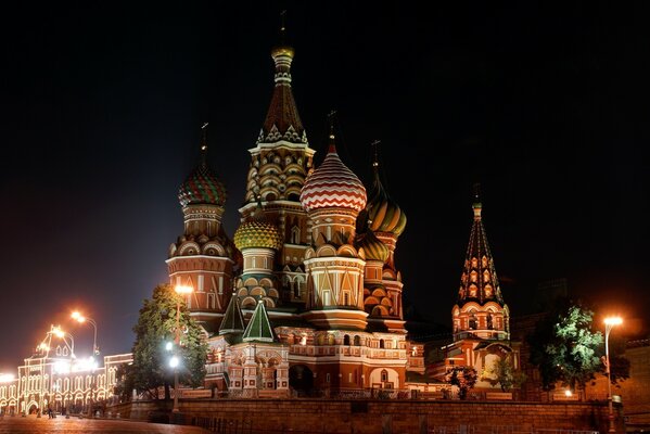 Magnífico templo en las luces de la noche