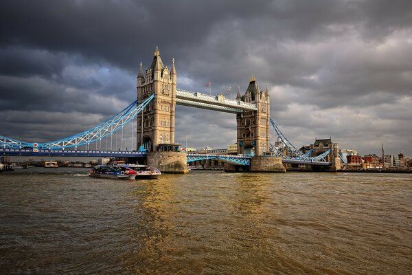 Tower Bridge w Londynie przed deszczem