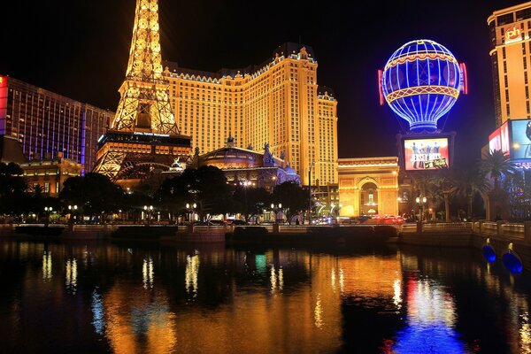 La ville de nuit se reflète dans l eau