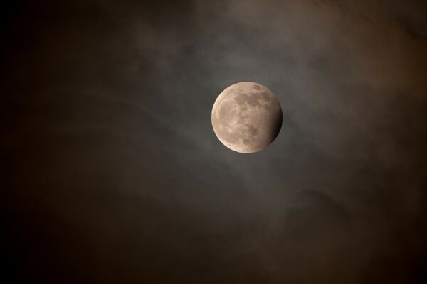 La lune dans les nuages. Si petite mais belle