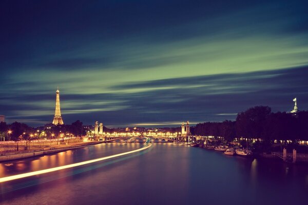 Paris, the quiet of the river and the clear sky
