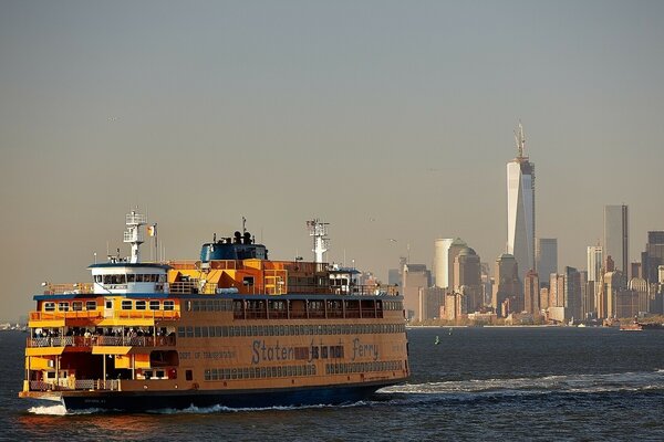 Ein Kreuzfahrtschiff fährt durch Manhattan