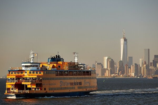 Po zatoce Manhattanu płynie statek wycieczkowy
