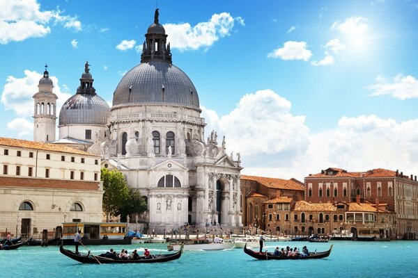 A Venezia, le gondole navigano per le strade della città