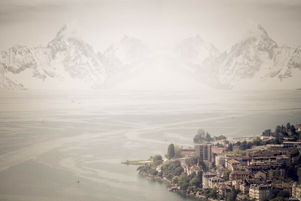 Bergsee im Winter in der Schweiz