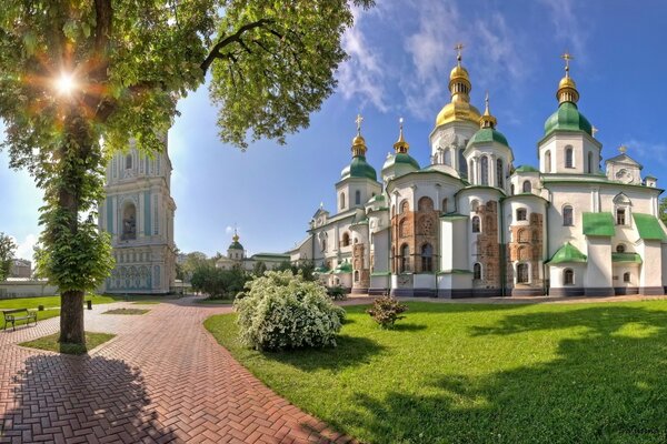 Tempel mit goldenen und grünen Kuppeln in Kiew