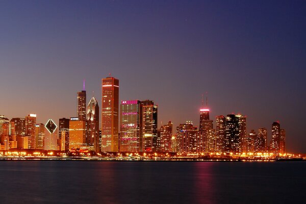 Noche de Chicago con luces iluminadas