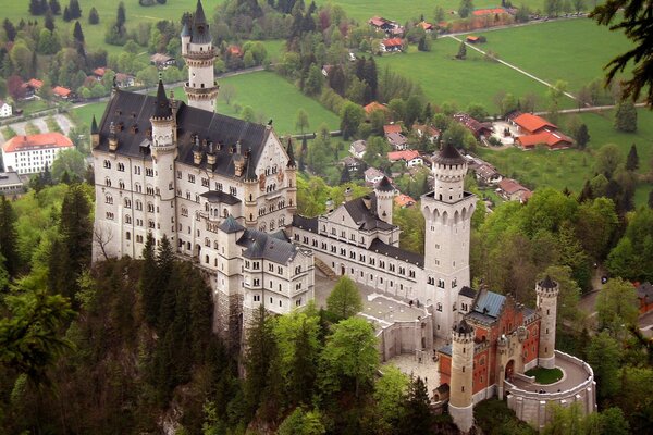 Blick auf ein schönes riesiges Schloss