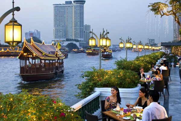 Romantischer Abend in einer Stadt in Thailand